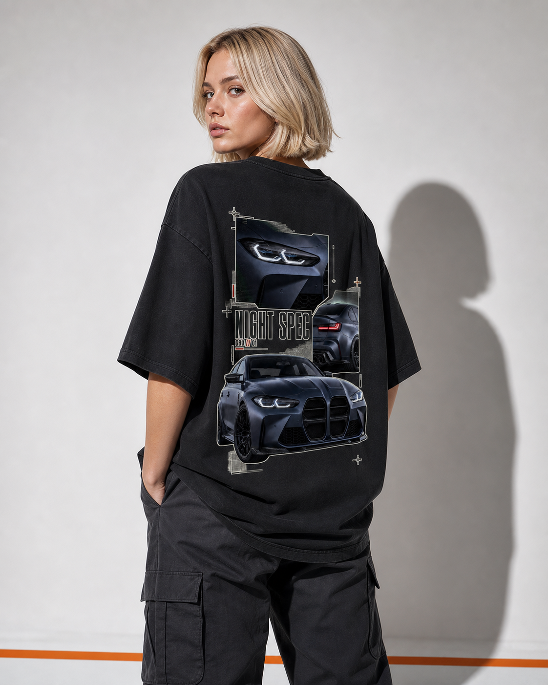 Night Spec G80 — koszulka oversize na modelce, nadruk na plecach