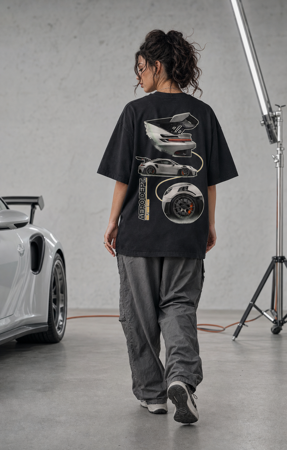 Aero Dept. 992 — koszulka oversize na modelce, nadruk na plecach