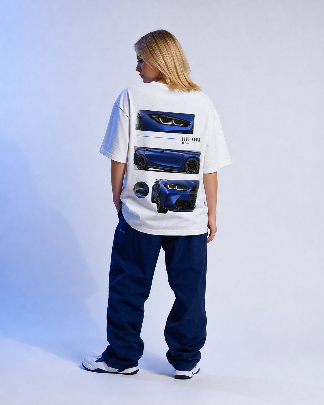 Blue Hour G80 — koszulka oversize na modelce, nadruk na plecach