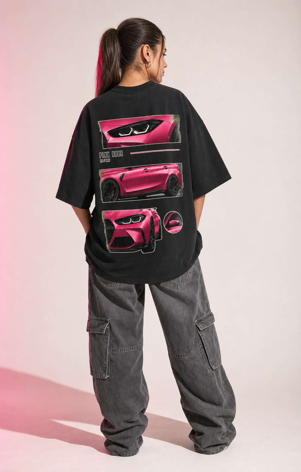 Pink Hour G80 — koszulka oversize na modelce, nadruk na plecach